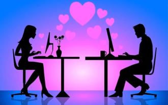 Las investigaciones indican que las relaciones que comienzan en línea son más felices y duraderas
