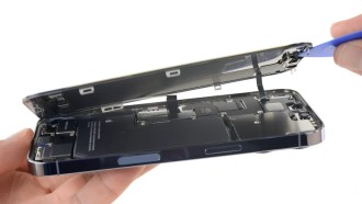 iPhone 13 obtiene fondos de pantalla que muestran su interior después de desmantelar iFixit